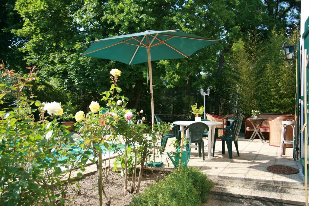 Chambres D'Hotes Les Hibiscus Maisons-Laffitte Exterior photo