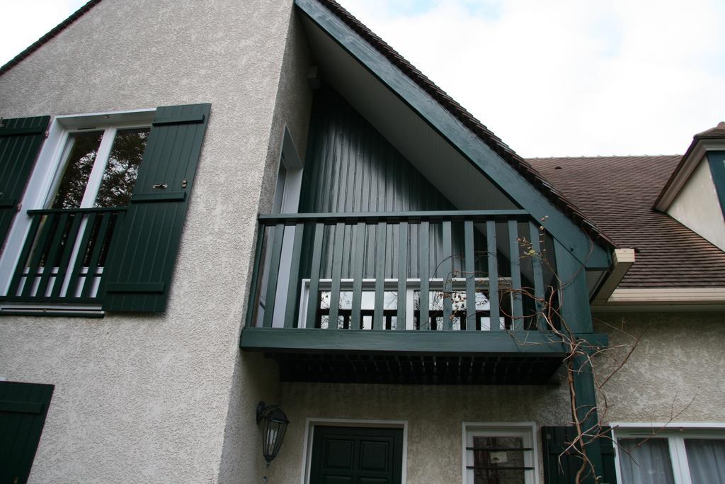 Chambres D'Hotes Les Hibiscus Maisons-Laffitte Exterior photo