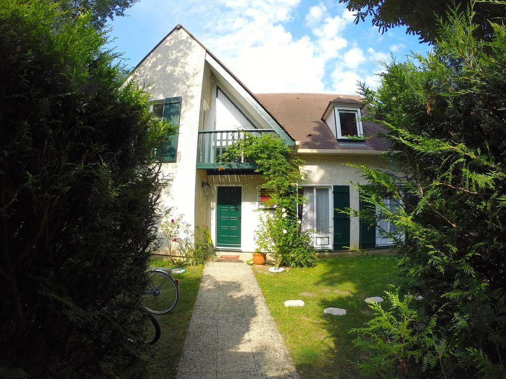 Chambres D'Hotes Les Hibiscus Maisons-Laffitte Exterior photo